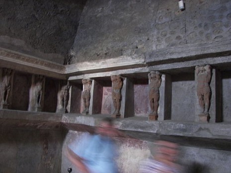 Pompeii_forum_baths_tepidarium_3